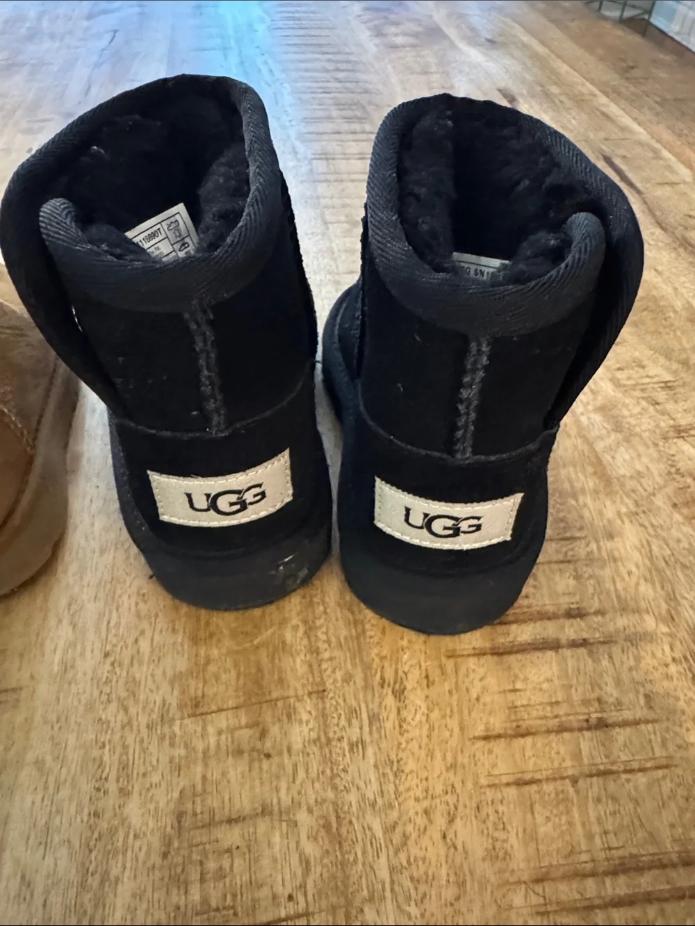 UGG big girls size 8 Classic chestnut Suede Shearling Boots and Black used